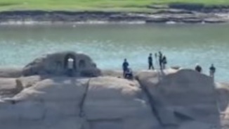 重庆高温致长江水位回落 600年前摩崖造像露出水面
