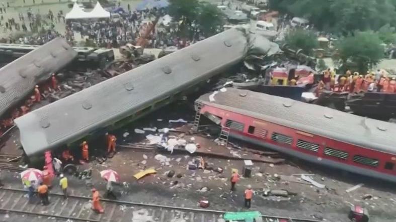 印度列车脱轨相撞事故救援基本结束，事故或由信号错误导致